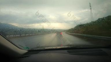 观点车辆开车高速公路湿路雨天气